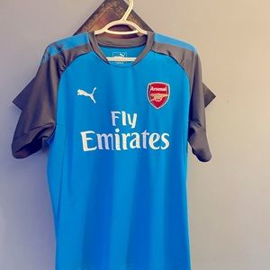 Size large Fly Emirates jersey , new with no tag